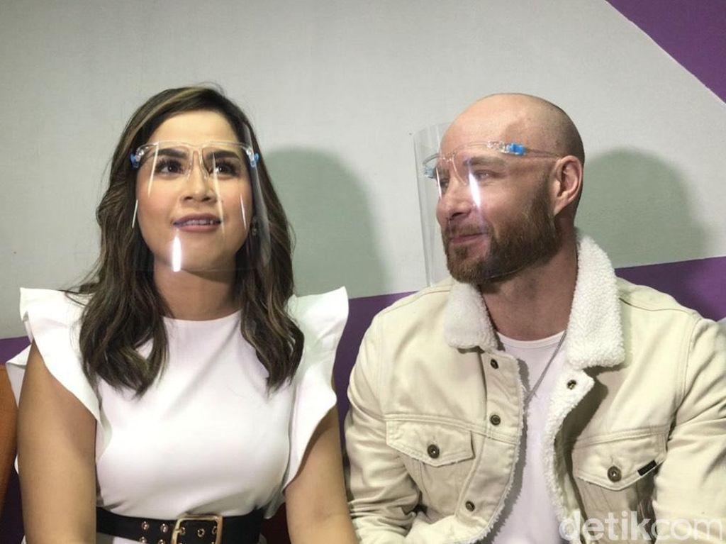 Melaney Ricardo Patah Hati Putranya Idap Asma Melaney Ricardo Patah Hati Putranya Idap Asma