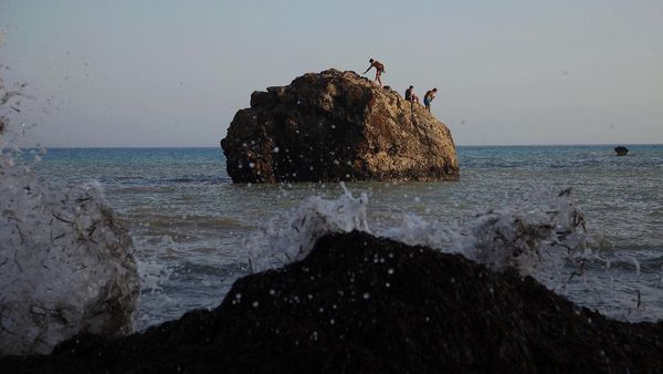 Mendaki Batu Karang di Tempat Dewi Cinta Lahir