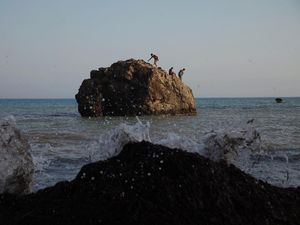 Mendaki Batu Karang di Tempat Dewi Cinta Lahir