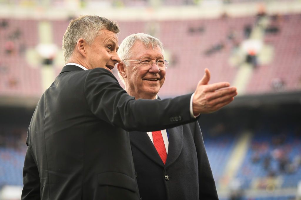 BARCELONA, SPAIN - APRIL 16: Sir Alex Ferguson speaks to Ole Gunnar Solskjaer, Manager of Manchester United on the pitch prior to the UEFA Champions League Quarter Final second leg match between FC Barcelona and Manchester United at Camp Nou on April 16, 2019 in Barcelona, Spain. (Photo by Michael Regan/Getty Images)