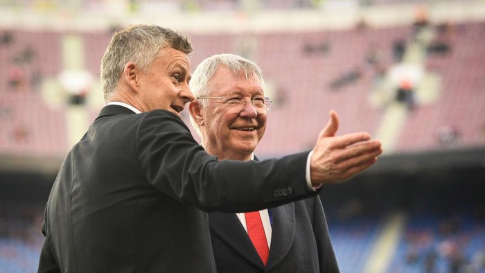 BARCELONA, SPAIN - APRIL 16: Sir Alex Ferguson speaks to Ole Gunnar Solskjaer, Manager of Manchester United on the pitch prior to the UEFA Champions League Quarter Final second leg match between FC Barcelona and Manchester United at Camp Nou on April 16, 2019 in Barcelona, Spain. (Photo by Michael Regan/Getty Images)