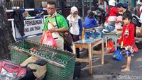 Pasar Ditutup, Pedagang Gelar Lapak di Pinggir Jalan