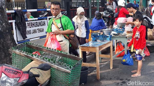 Pasar Ditutup, Pedagang Gelar Lapak di Pinggir Jalan