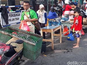 Pasar Ditutup, Pedagang Gelar Lapak di Pinggir Jalan