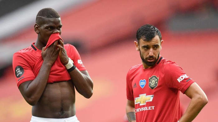 MANCHESTER, ENGLAND - JULY 04: Paul Pogba and Bruno Fernandes of Manchester United speak during the Premier League match between Manchester United and AFC Bournemouth  at Old Trafford on July 04, 2020 in Manchester, England. Football Stadiums around Europe remain empty due to the Coronavirus Pandemic as Government social distancing laws prohibit fans inside venues resulting in all fixtures being played behind closed doors. (Photo by Peter Powell/Pool via Getty Images)
