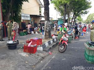 Pasar Harjodaksino Tutup, Pedagang Jualan di Tepi Jalan Solo-Sukoharjo