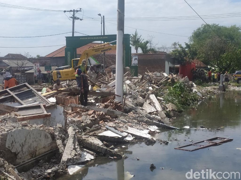 23 Bangunan Liar Penyebab Banjir Dua Desa di Sidoarjo Dibongkar
