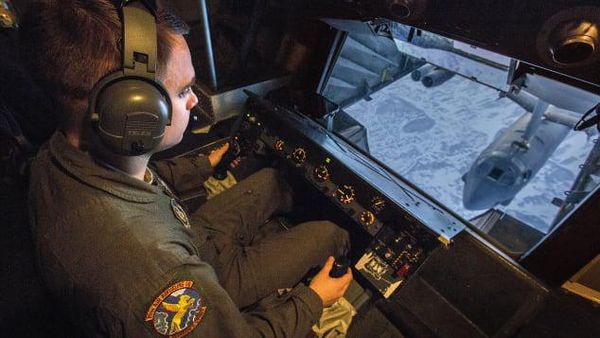 Potret Pengisian BBM Pesawat di Udara Potret Pengisian BBM Pesawat di Udara