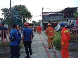 Petugas Damkar Terluka Saat Tangani Kebakaran di Rumah di Depok