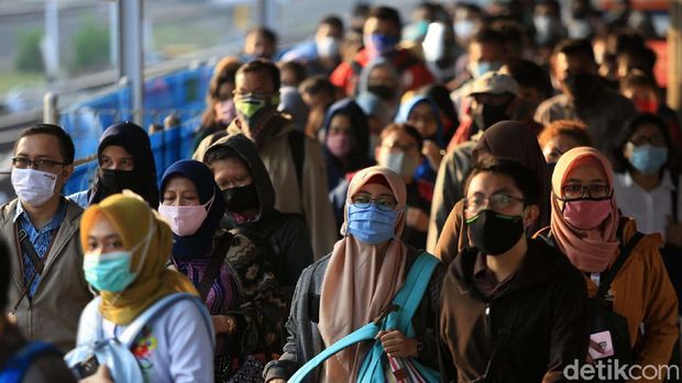 Antrean penumpang terjadi di Stasiun Bekasi, Jawa Barat. Antrean mengular karena adanya pembatasan jumlah penumpang di setiap rangkaian kereta.