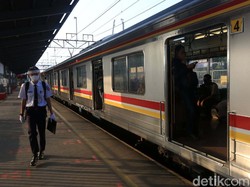 Harap Dicatat Penumpang KRL Wajib Pakai Jaket