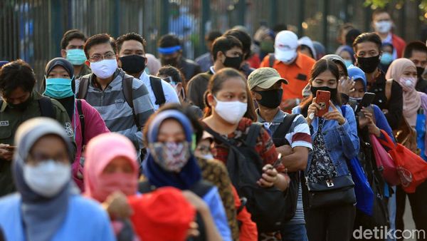 Potret Antrean Penumpang KRL di Stasiun Bekasi