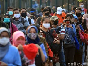 Potret Antrean Penumpang KRL di Stasiun Bekasi