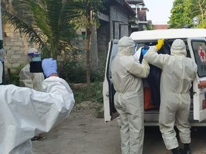 Video Petugas Berhazmat Evakuasi Penumpang Bus Meninggal di Tol Video Petugas Berhazmat Evakuasi Penumpang Bus Meninggal di Tol