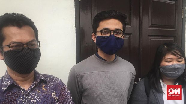 Peneliti Kebijakan Publik dan Pegiat Advokasi legislasi Ravio Patra di Pengadilan Negeri Jakarta Selatan, Selasa (14/7).
