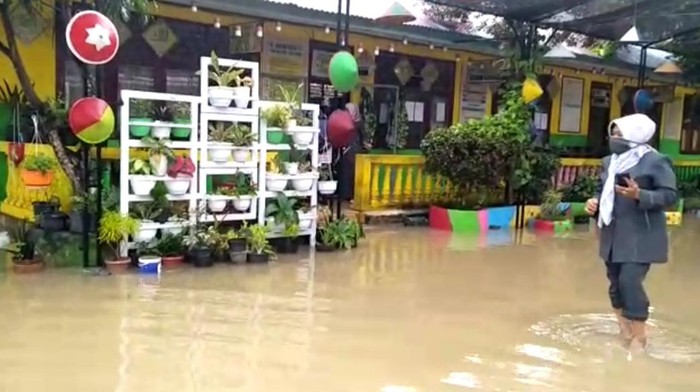SD di Kota Jambi terendam akibat hujan deras