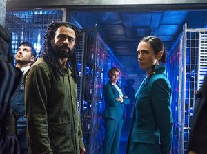 Snowpiercer Musim ke-2 Bocorkan Wilford Masih Hidup Snowpiercer Musim ke-2 Bocorkan Wilford Masih Hidup