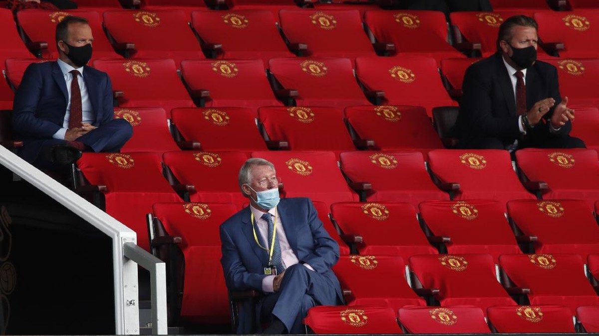 Sir Alex Ferguson (bawah) menonton langsung duel Man United vs Southampton. (Foto: Getty Images/Clive Brunskill)