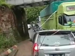 Rebutan Jalan, Sopir Xenia Adu Jotos dengan Sopir Truk Hino