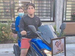 Boncengan Dibatasi karena Corona, Naik Motor Sampai Bawa Foto Nikah