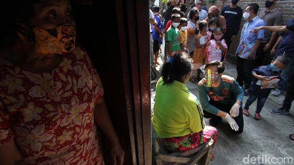 Susur Kampung, Gibran Bagi-bagi Buku dan Sembako