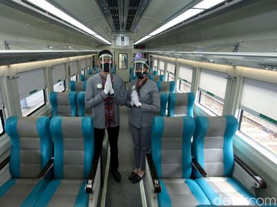 Tahu Enggak, Kereta Api Jarak Jauh Juga Punya Pramugari Lho