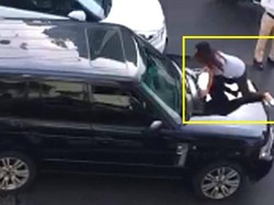 Pergoki Suami Selingkuh, Wanita Ini Ngamuk Sampai Naik ke Kap Mobil