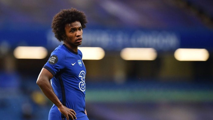LONDON, ENGLAND - JULY 04: Willian of Chelsea looks on during the Premier League match between Chelsea FC and Watford FC at Stamford Bridge on July 04, 2020 in London, England. Football Stadiums around Europe remain empty due to the Coronavirus Pandemic as Government social distancing laws prohibit fans inside venues resulting in all fixtures being played behind closed doors. (Photo by Glyn Kirk/Pool via Getty Images)