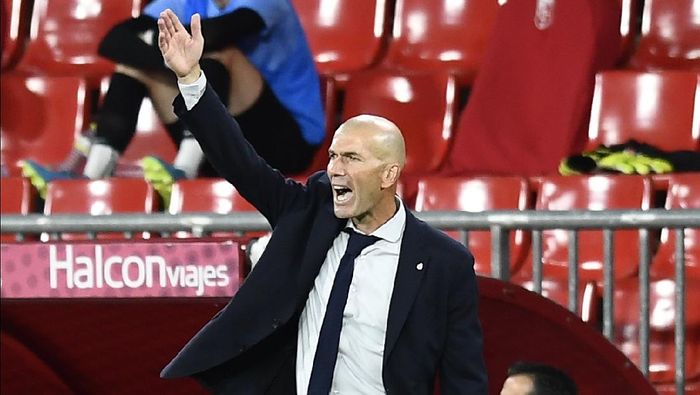 zinedine zidane real madrid granada vs real madrid laliga liga spanyol Real Madrids head coach Zinedine Zidane gestures during the Spanish La Liga soccer match between Granada and Real Madrid at the Los Carmenes stadium in Granada, Spain, Monday, July 13, 2020. (AP Photo/Jose Breton)