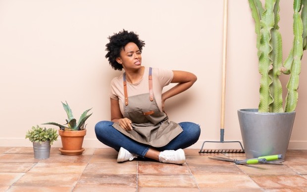 Duduk dalam jangka waktu yang terlalu lama juga dapat mengganggu tulang belakang.