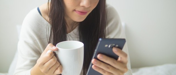 Bermain gadget Terlalu lama dapat menimbulkan masalah pada tulang belakang.