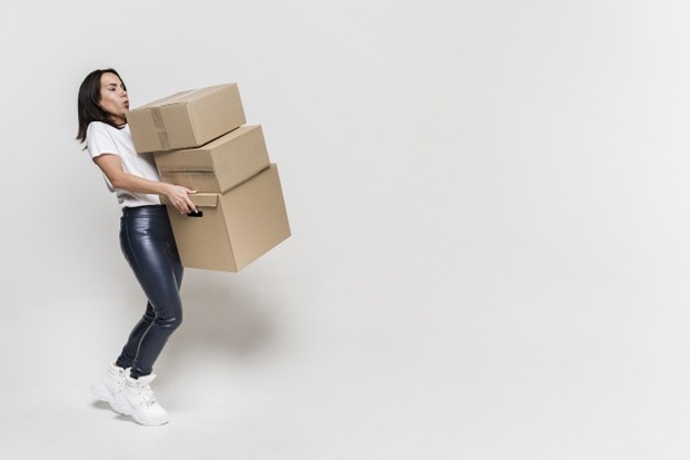 Terlalu sering membawa beban berat juga berpengaruh pada tulang belakang.