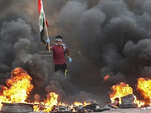 Detik-detik Aparat Lepaskan Tembakan ke Arah Pengunjuk Rasa di Irak Detik-detik Aparat Lepaskan Tembakan ke Arah Pengunjuk Rasa di Irak