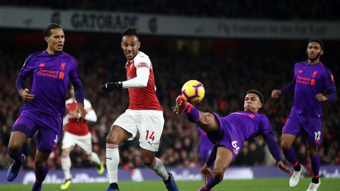 LONDON, ENGLAND - NOVEMBER 03:  Trent Alexander-Arnold of Liverpool (on the ground) controls the ball as Virgil van Dijk of Liverpool, Pierre-Emerick Aubameyang of Arsenal and Joe Gomez of Liverpool look on during the Premier League match between Arsenal FC and Liverpool FC at Emirates Stadium on November 3, 2018 in London, United Kingdom.  (Photo by Julian Finney/Getty Images)