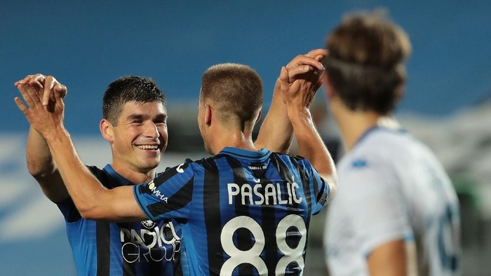 BERGAMO, ITALY - JULY 14:  Ruslan Malinovskyi of Atalanta BC celebrates his goal with his team-mate Mario Pasalic during the Serie A match between Atalanta BC and Brescia Calcio at Gewiss Stadium on July 14, 2020 in Bergamo, Italy.  (Photo by Emilio Andreoli/Getty Images)