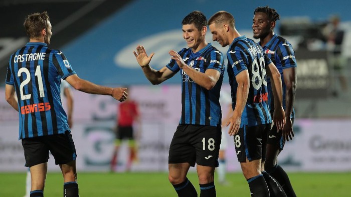 BERGAMO, ITALY - JULY 14:  Ruslan Malinovskyi (C) of Atalanta BC celebrates his goal with his team-mates Mario Pasalic, Duvan Zapata and Timothy Castagne during the Serie A match between Atalanta BC and Brescia Calcio at Gewiss Stadium on July 14, 2020 in Bergamo, Italy.  (Photo by Emilio Andreoli/Getty Images)