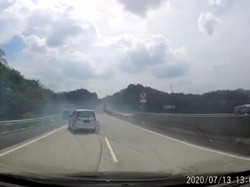 Ban Pecah Saat Ngebut, Ertiga Seruduk Wuling di Jalan Tol