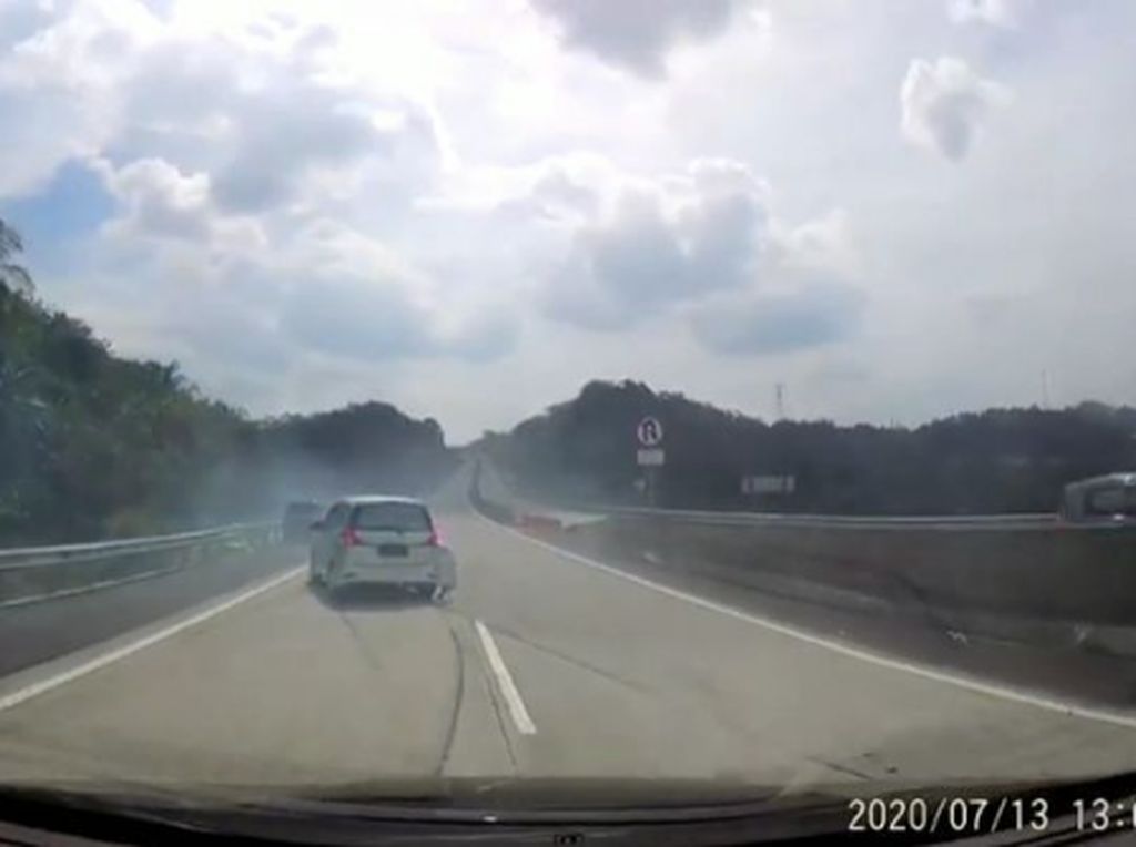 Ban Pecah Saat Ngebut, Ertiga Seruduk Wuling di Jalan Tol Ban Pecah Saat Ngebut, Ertiga Seruduk Wuling di Jalan Tol