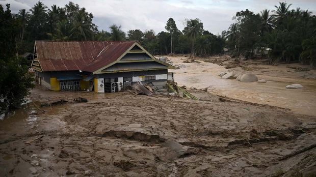 Sebuah rumah tenggelam lumpur akibat banjir bandang di Desa Radda, Kabupaten Luwu Utara, Sulawesi Selatan, Selasa (14/7/2020). Akibat banjir bandang tersebut mengakibatkan 10 orang meninggal dunia dan ratusan rumah tertimbun lumpur. ANTARA FOTO/Hariandi Hafid/yu/hp.