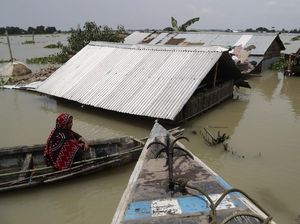 Banjir di Assam India Hampir Menyentuh Atap Rumah