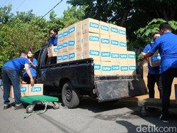 Ratusan Paket Sembako Warga Terdampak COVID-19 di Jatim Disalurkan