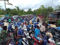 Warga Antre Beli BBM Premium Rp 35.000/Liter di Yahukimo