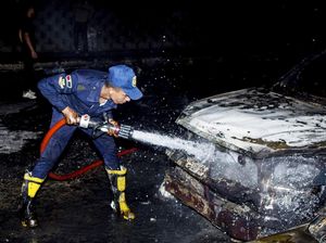 Belasan Mobil Hangus Akibat Kebakaran Pipa Minyak di Kairo