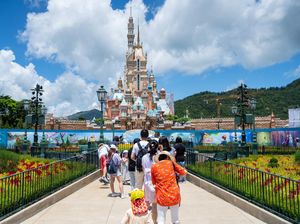 Hong Kong Longgarkan Social Distancing, Disneyland Buka Lagi? Hong Kong Longgarkan Social Distancing, Disneyland Buka Lagi?
