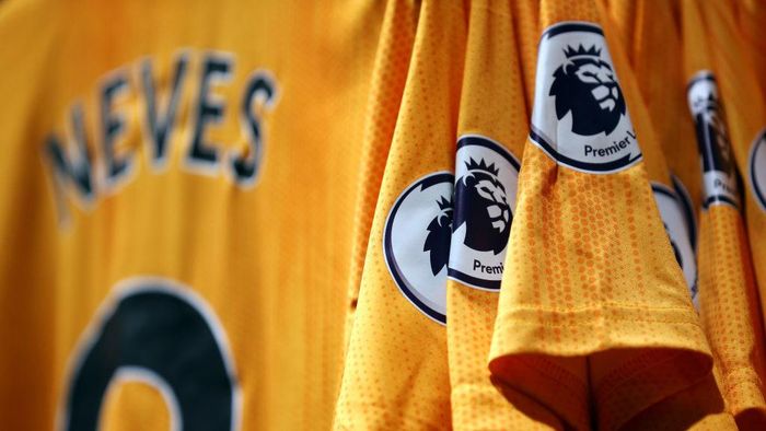 Bursa Transfer Liga Inggris WOLVERHAMPTON, ENGLAND - FEBRUARY 14: The Premier League logo is pictured on shirts for sale ahead of the Premier League match between Wolverhampton Wanderers and Leicester City at Molineux on February 14, 2020 in Wolverhampton, United Kingdom. (Photo by Alex Pantling/Getty Images)
