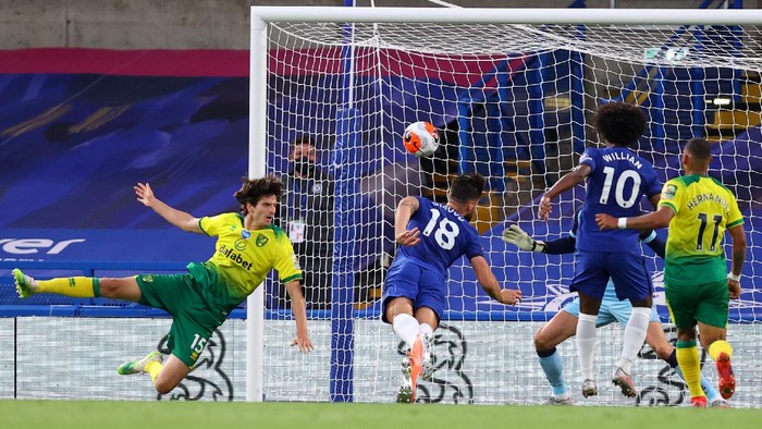 LONDON, ENGLAND - JULY 14: Olivier Giroud of Chelsea scores his sides first goal  during the Premier League match between Chelsea FC and Norwich City at Stamford Bridge on July 14, 2020 in London, England. Football Stadiums around Europe remain empty due to the Coronavirus Pandemic as Government social distancing laws prohibit fans inside venues resulting in all fixtures being played behind closed doors. (Photo by Julian Finney/Getty Images)