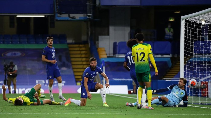 LONDON, ENGLAND - JULY 14: Olivier Giroud of Chelsea scores his sides first goal past Tim Krul of Norwich City during the Premier League match between Chelsea FC and Norwich City at Stamford Bridge on July 14, 2020 in London, England. Football Stadiums around Europe remain empty due to the Coronavirus Pandemic as Government social distancing laws prohibit fans inside venues resulting in all fixtures being played behind closed doors. (Photo by Richard Heathcote/Getty Images)