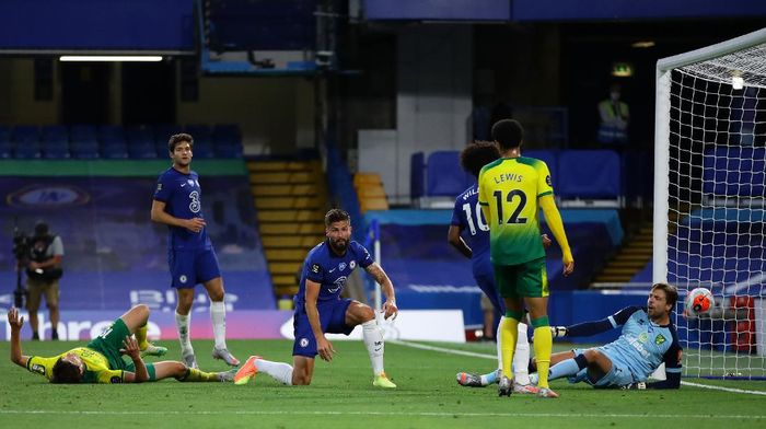 Chelsea vs Norwich City LONDON, ENGLAND - JULY 14: Olivier Giroud of Chelsea scores his sides first goal past Tim Krul of Norwich City during the Premier League match between Chelsea FC and Norwich City at Stamford Bridge on July 14, 2020 in London, England. Football Stadiums around Europe remain empty due to the Coronavirus Pandemic as Government social distancing laws prohibit fans inside venues resulting in all fixtures being played behind closed doors. (Photo by Richard Heathcote/Getty Images)