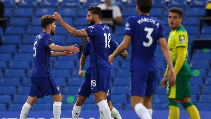 Chelsea vs Norwich City LONDON, ENGLAND - JULY 14: Olivier Giroud of Chelsea celebrates after scoring his sides first goal with Jorginho during the Premier League match between Chelsea FC and Norwich City at Stamford Bridge on July 14, 2020 in London, England. Football Stadiums around Europe remain empty due to the Coronavirus Pandemic as Government social distancing laws prohibit fans inside venues resulting in all fixtures being played behind closed doors. (Photo by Richard Heathcote/Getty Images)