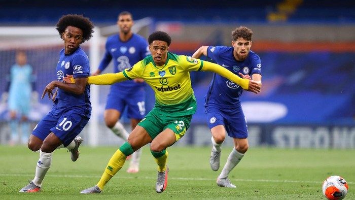 LONDON, ENGLAND - JULY 14: Willian of Chelsea tussles with Jamal Lewis of Norwich City during the Premier League match between Chelsea FC and Norwich City at Stamford Bridge on July 14, 2020 in London, England. Football Stadiums around Europe remain empty due to the Coronavirus Pandemic as Government social distancing laws prohibit fans inside venues resulting in all fixtures being played behind closed doors. (Photo by Julian Finney/Getty Images)